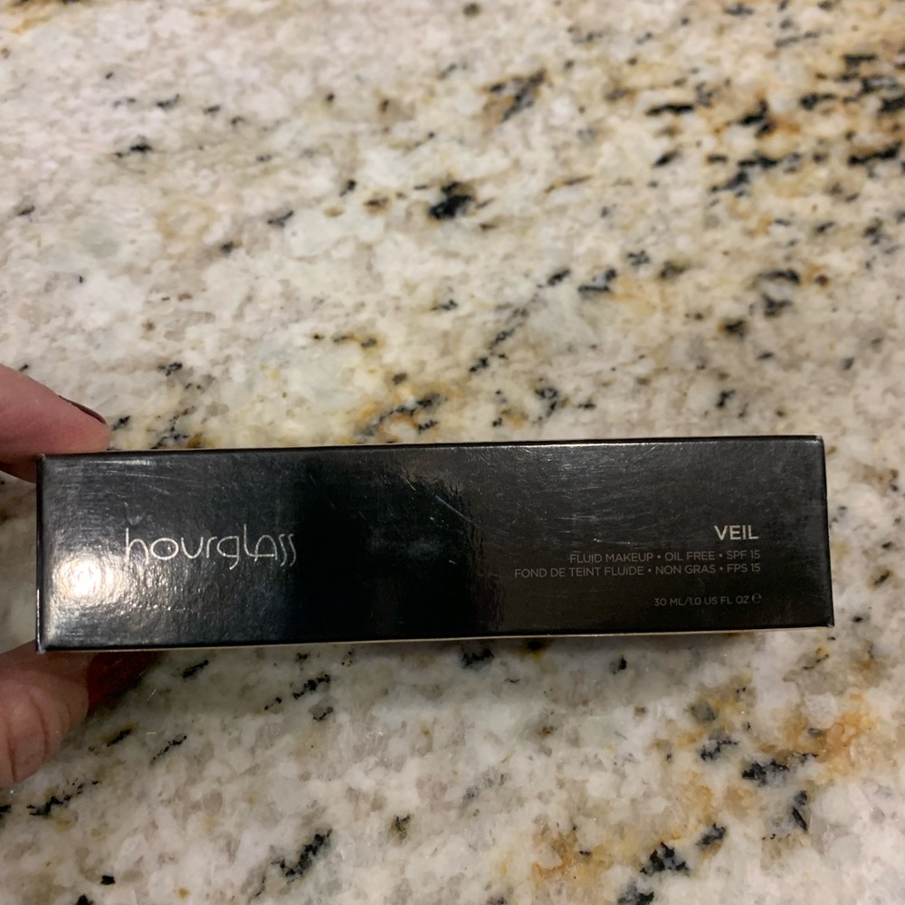 Hourglass #5 Warm Beige Veil Foundation